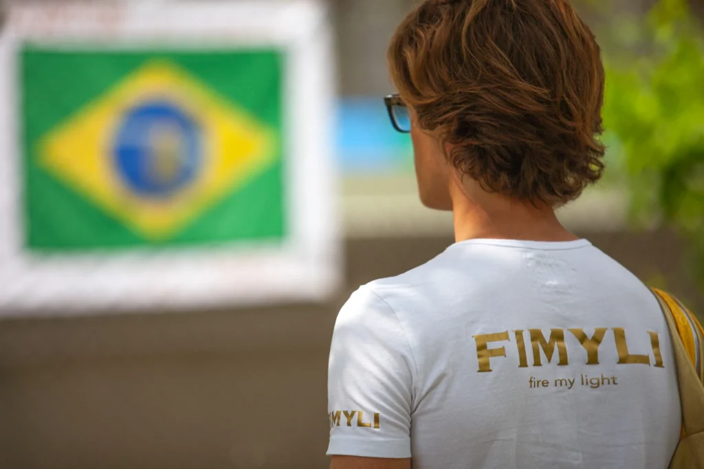El mensajero de Fimyli camino de la bandera brasileña de Ayrton Senna