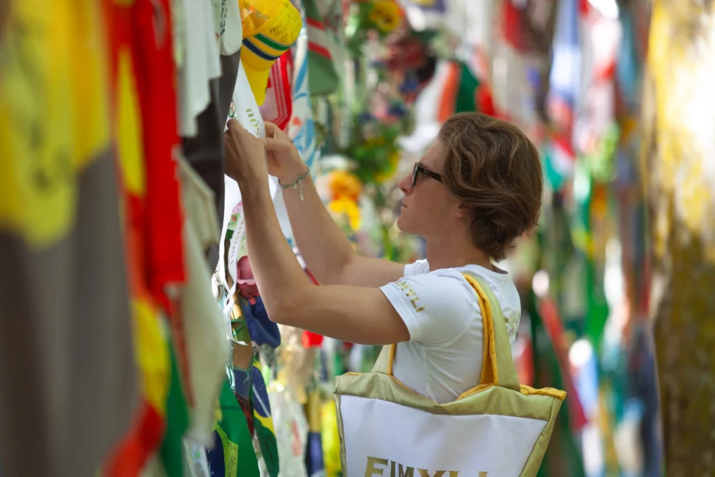 Pancarta personalizada en el monumento a Ayrton Senna en Imola