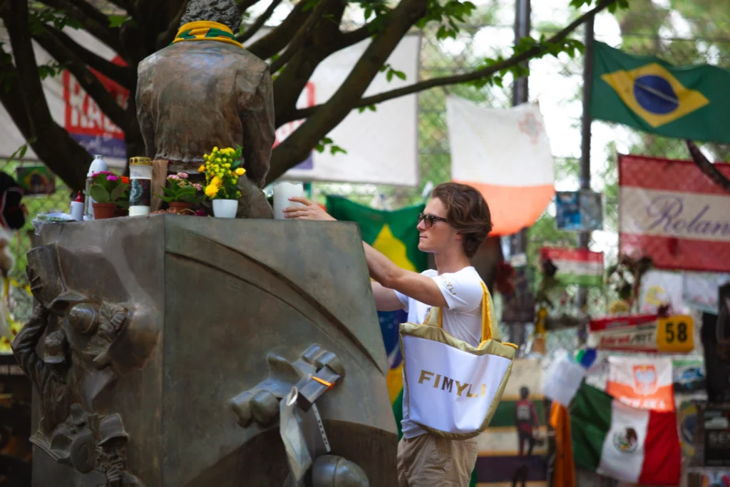Un mensajero de Fimyli coloca una vela personalizada en el busto de Senna