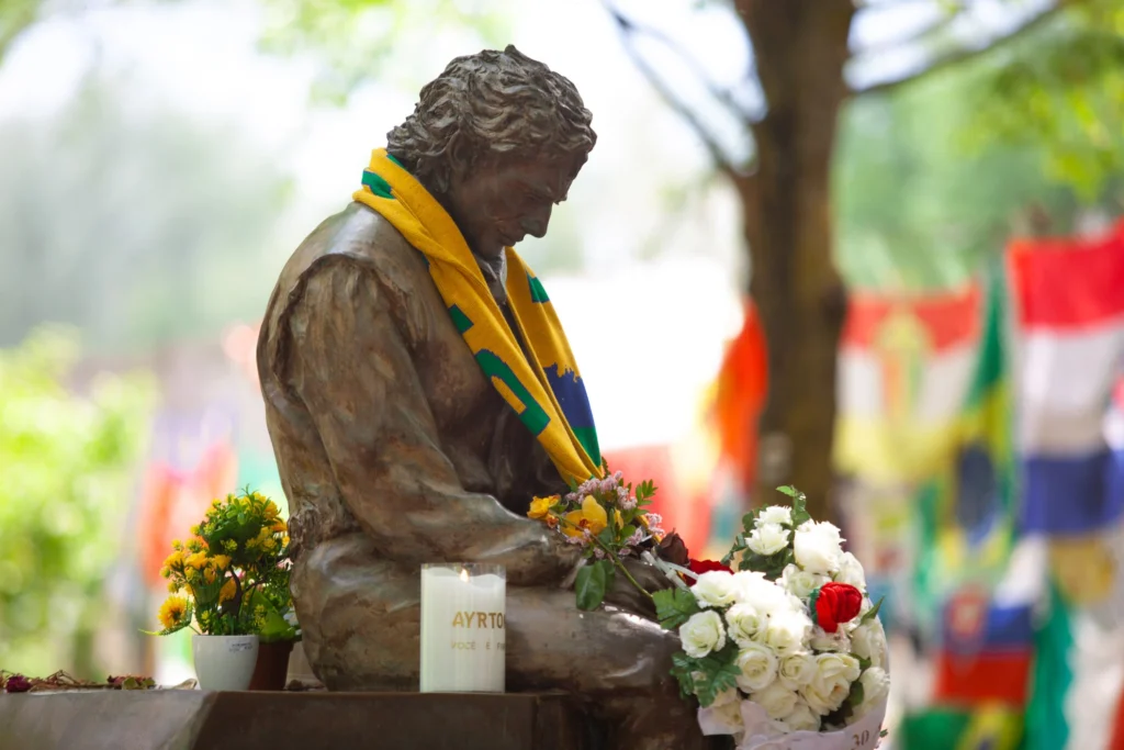 Primer plano: vela de Fimyli con flores en el lugar conmemorativo
