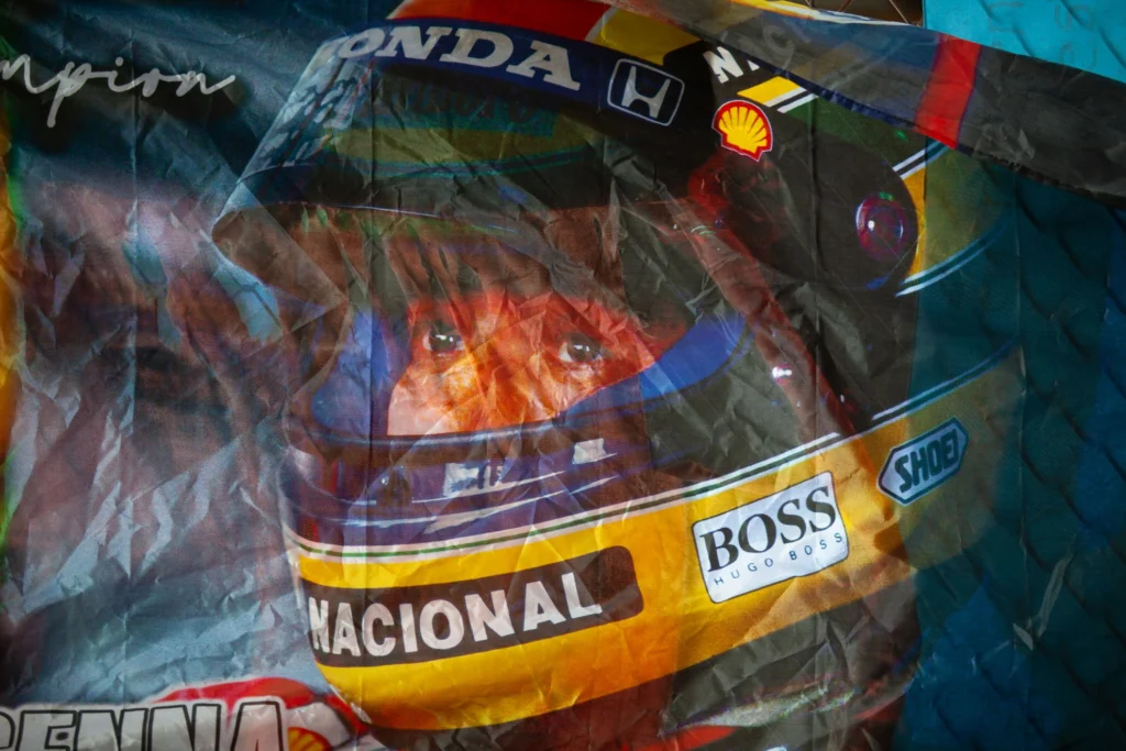 Póster de Ayrton Senna con casco de F1