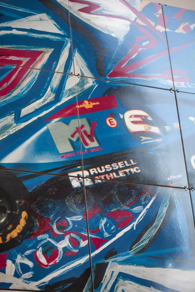 Roland Ratzenberger pintando en Imola. Coche de carreras F1 azul