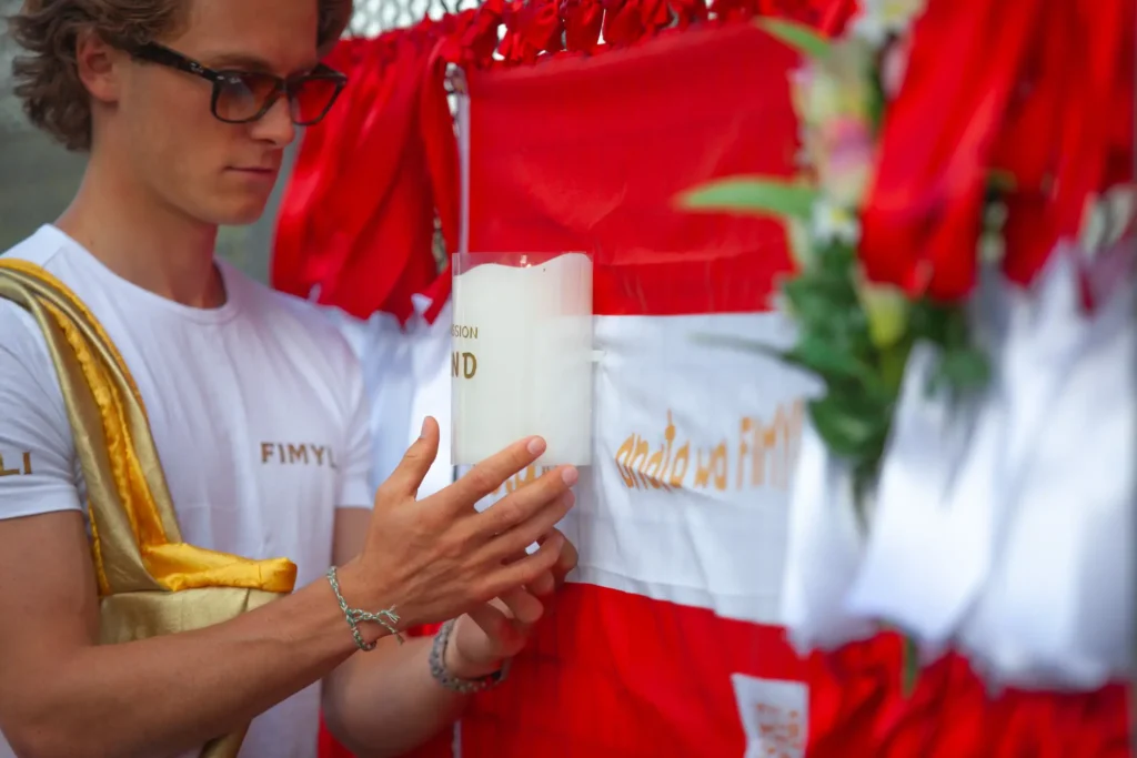 Mensajero y vela en señal de respeto internacional