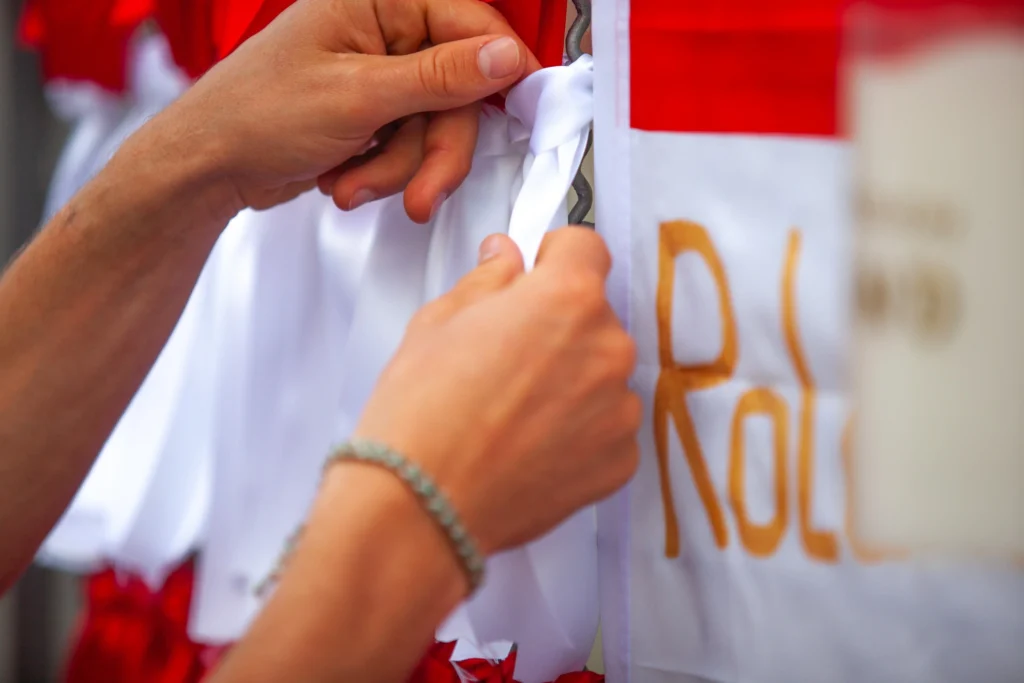 Disposición de los elementos conmemorativos en la valla