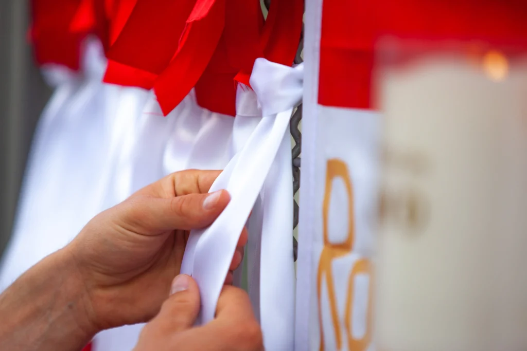El mensajero coloca la cinta roja con todo detalle