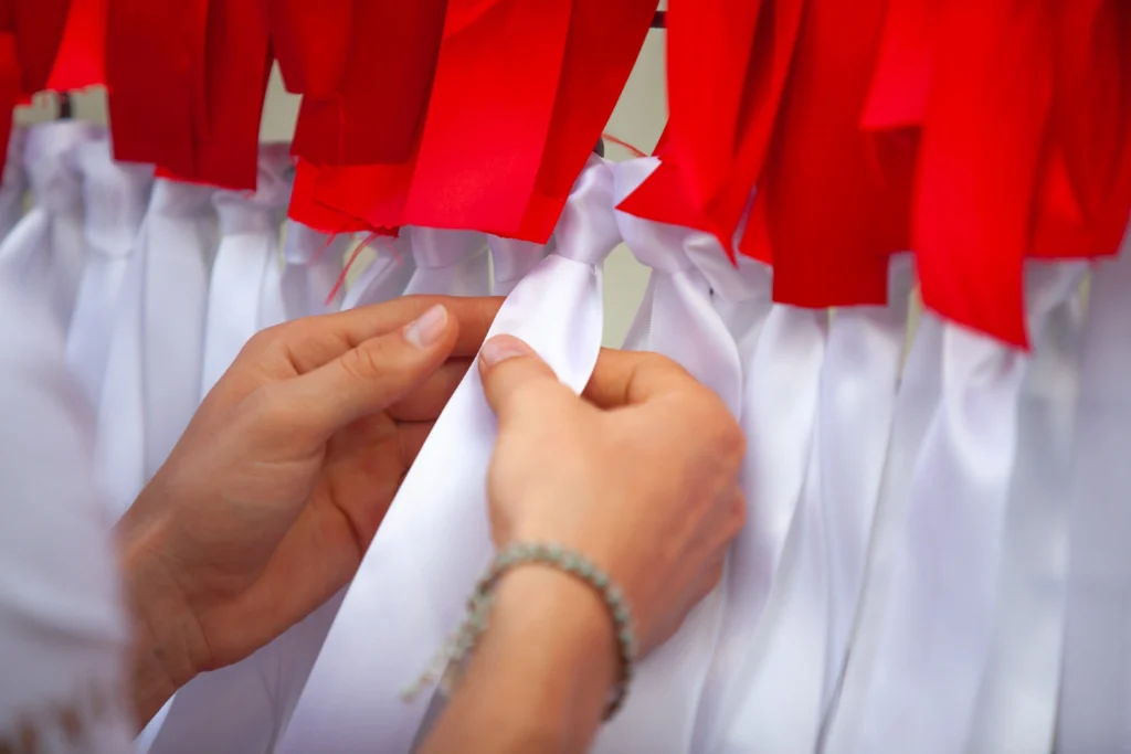 Campaña conmemorativa con lazos rojiblancos de Fimyli