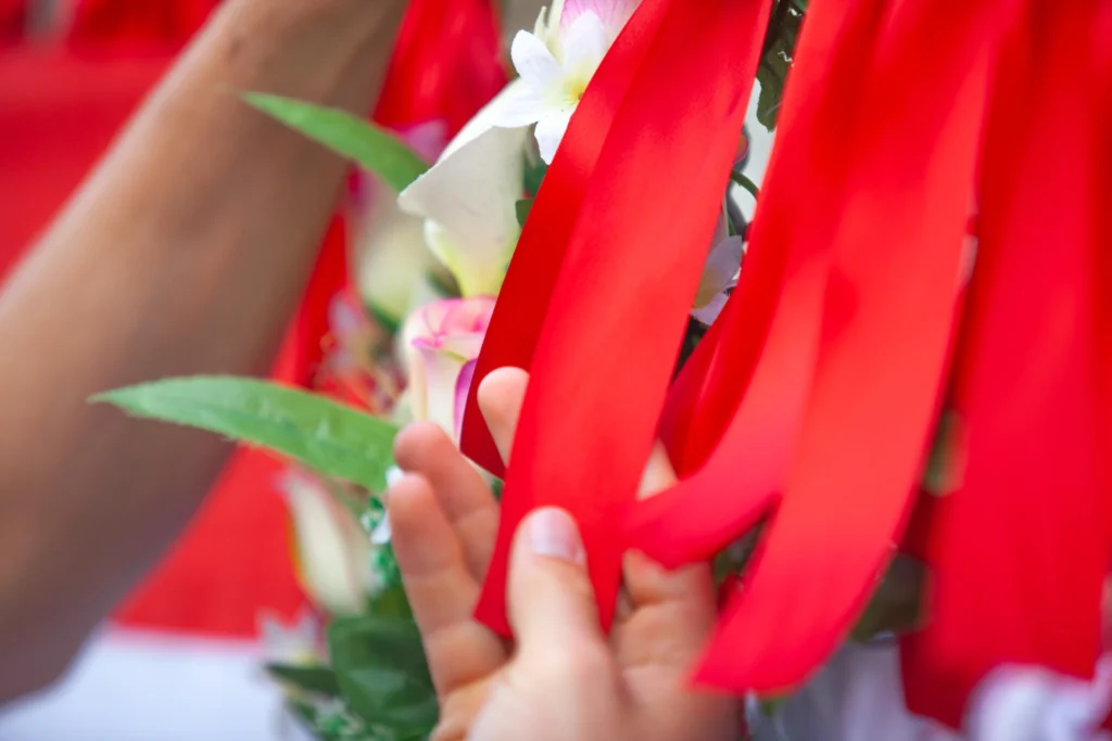El mensajero coloca la cinta roja con todo detalle