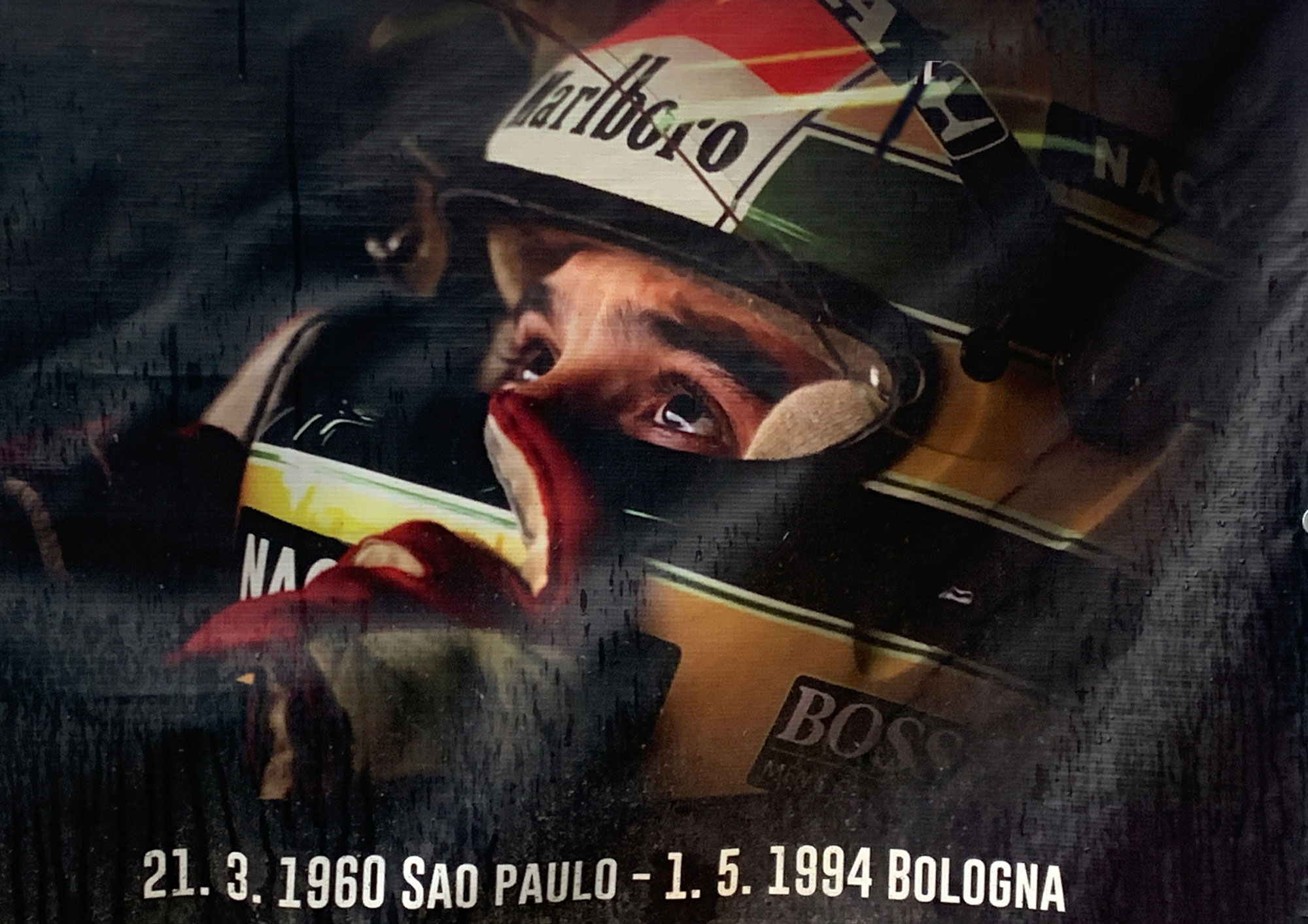 Ayrton Senna con su casco de aspecto brasileño